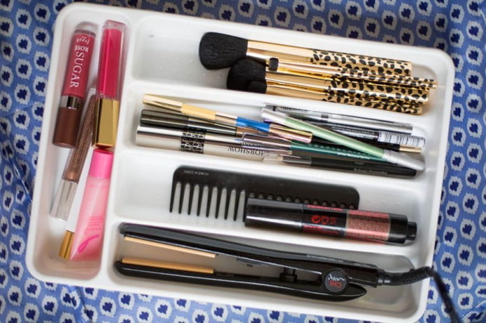 cosmetica in een bakje