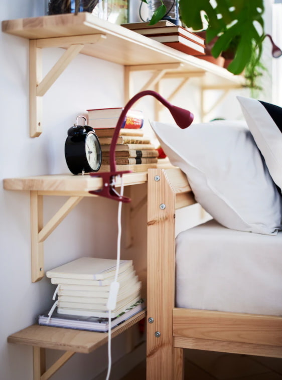SANDSHULT plank achter het bed 