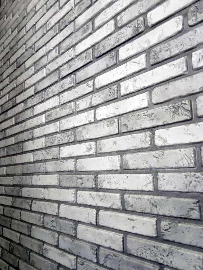 PVC-panelen onder een baksteen