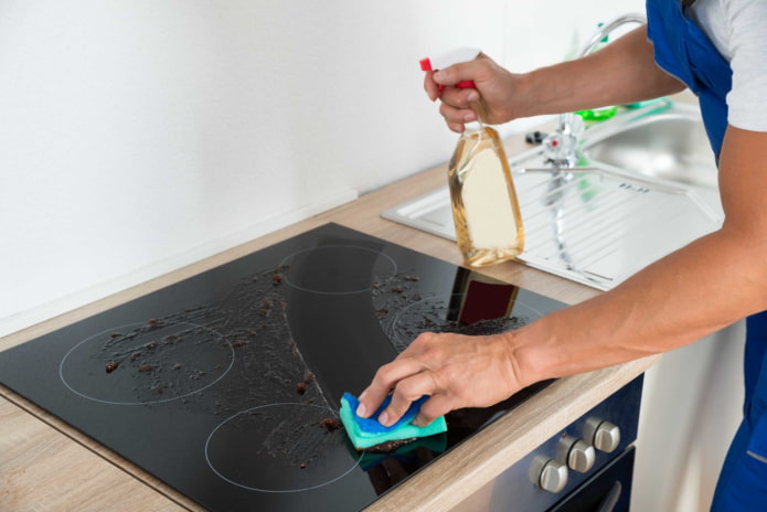 een inductiekookplaat schoonmaken