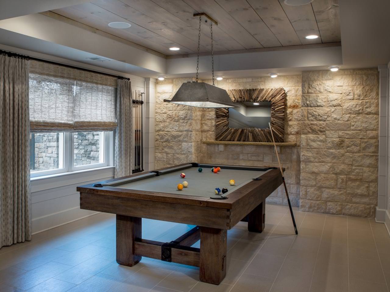 Biljartkamerinterieur in huis
