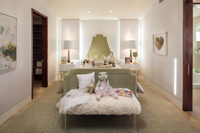 een meisjeskamer met een groen bed