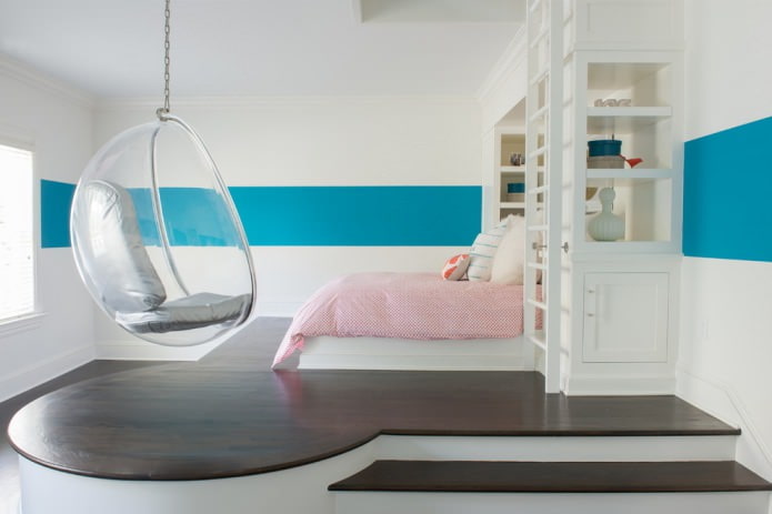 bed op een podium