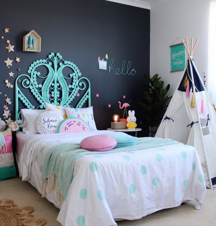 accentmuur met een stijlvol hoofdbord in de kinderkamer