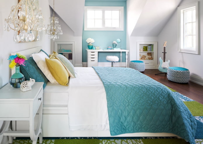 witte muren met heldere turquoise accenten