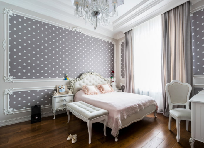 meubels en decoratie in het interieur van een grijze kinderkamer