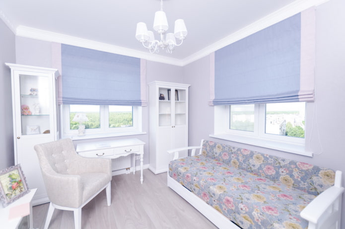 interieur van een blauwgrijze kinderkamer