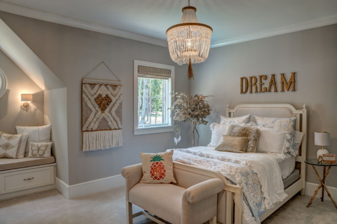 interieur van een beige en grijze kinderkamer