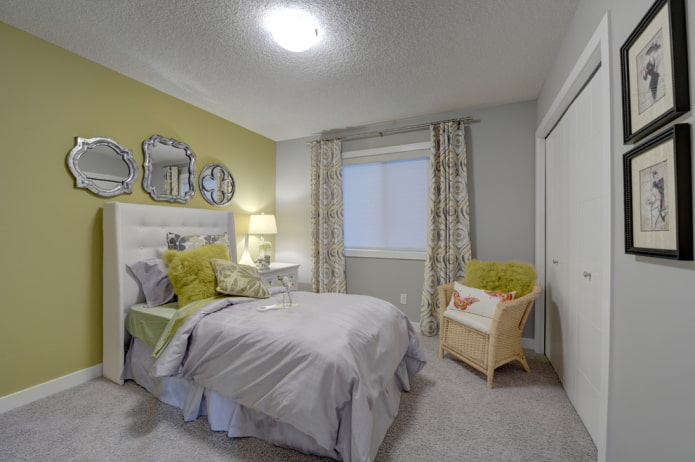 interieur van een grijze kinderkamer met felle accenten