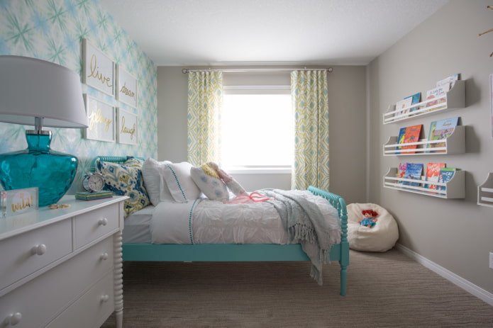 interieur van een grijze kinderkamer met felle accenten
