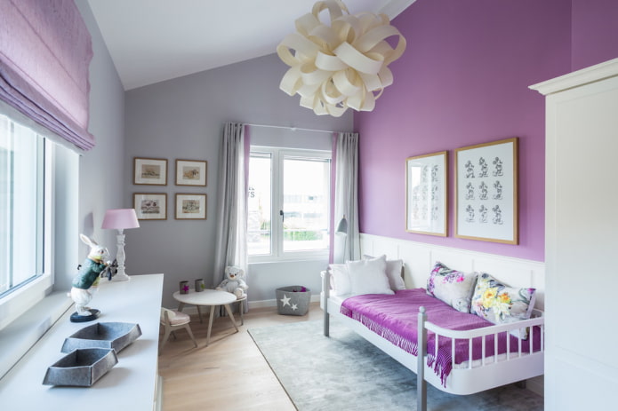 interieur van een grijze kinderkamer met felle accenten