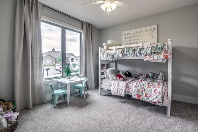 gordijnen in het interieur van een grijze kinderkamer