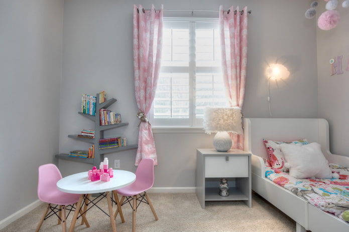 gordijnen in het interieur van een grijze kinderkamer
