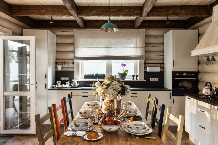 interieur van een blokhut in Scandinavische stijl