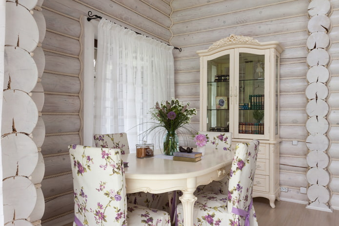 interieur van een blokhut in Proven?aalse stijl