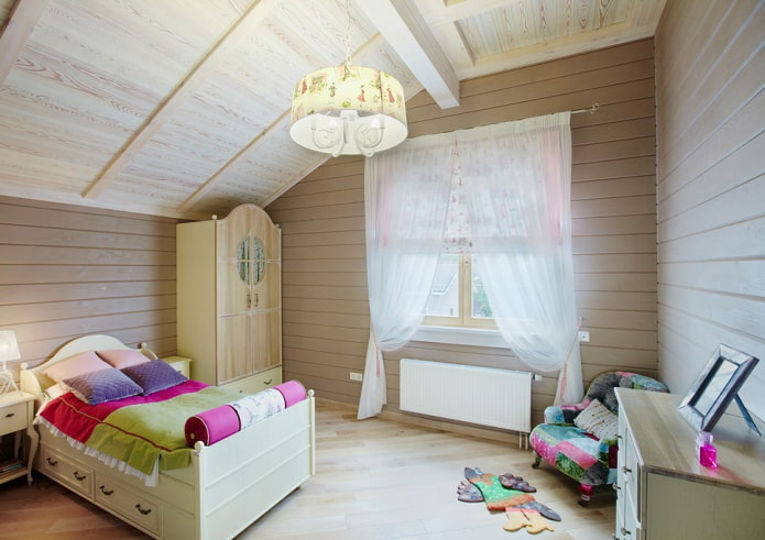 ontwerp van een kinderkamer in het interieur van een blokhut