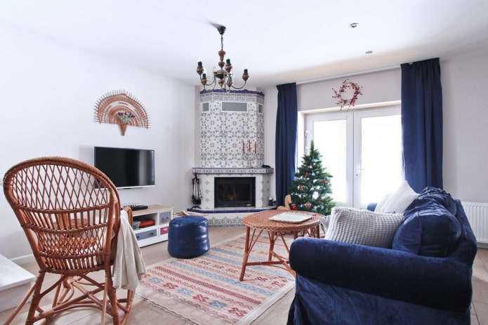 open haard in de hoek van het interieur van de woonkamer
