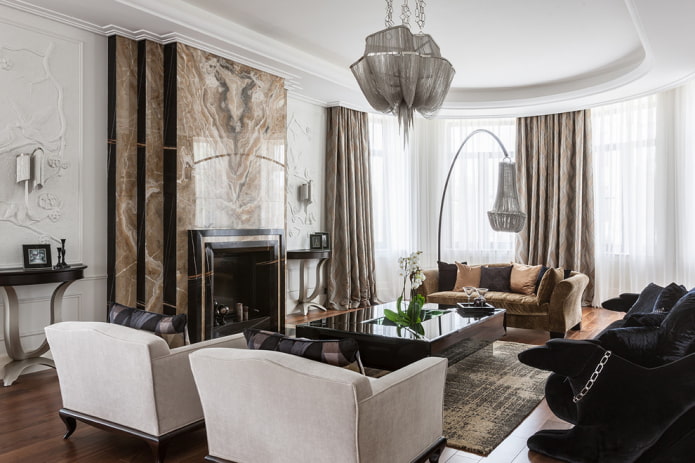 open haard in het interieur van de woonkamer in neoklassieke stijl