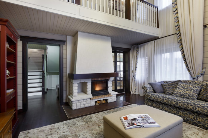 open haard tussen twee deuren in het interieur van de woonkamer