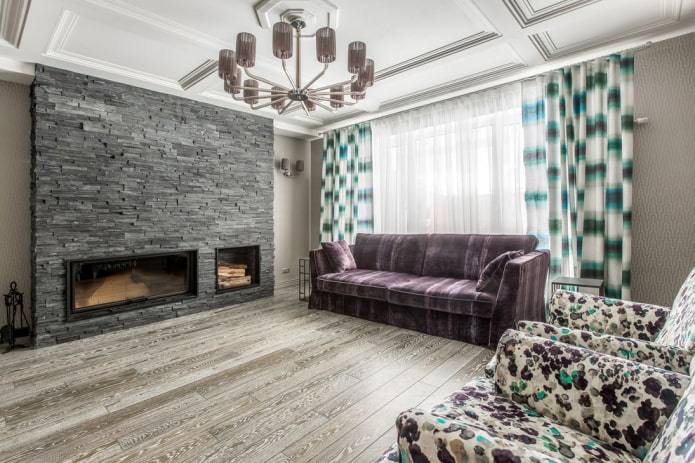open haard op een vrije muur in het interieur van de woonkamer