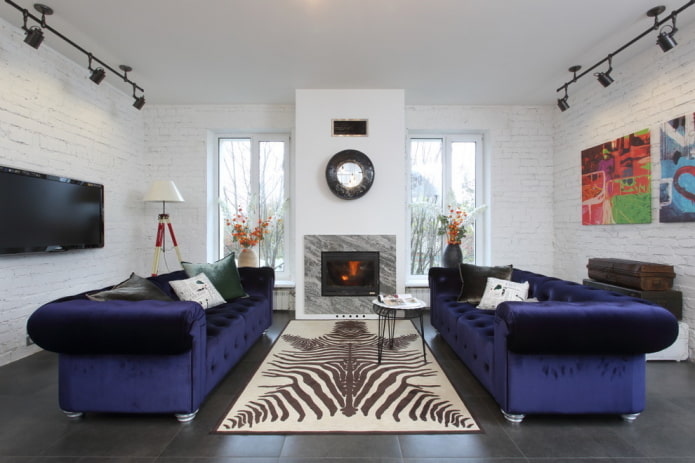 open haard tussen ramen in het interieur van de woonkamer