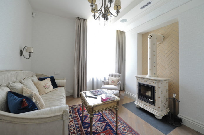 open haard in het interieur van de woonkamer in het huis