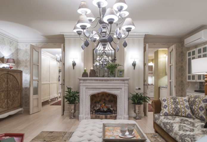 open haard tussen twee deuren in het interieur van de woonkamer