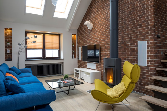 open haard in het interieur van de woonkamer in loftstijl