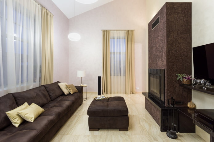 open haard op een vrije muur in het interieur van de woonkamer