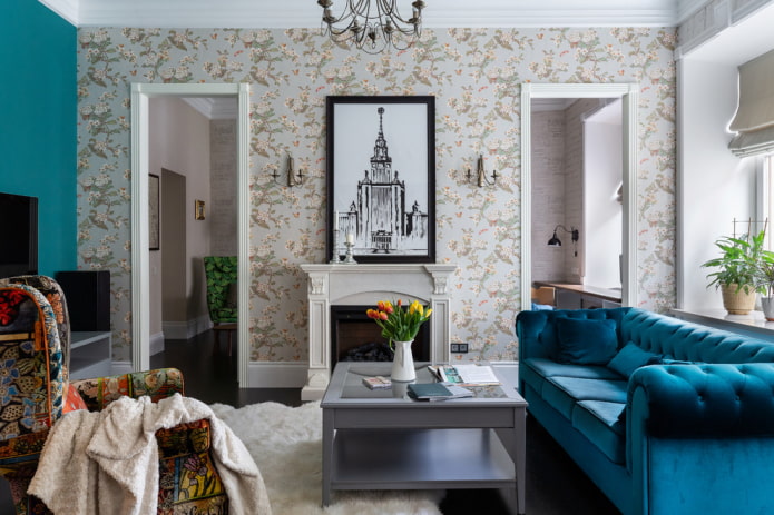open haard tussen twee deuren in het interieur van de woonkamer