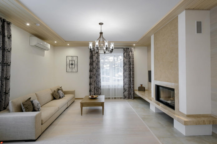 open haard in het interieur van een grote woonkamer