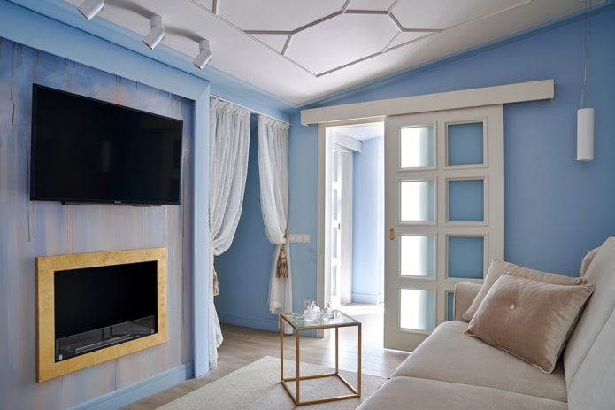 open haard in het interieur van een kleine woonkamer