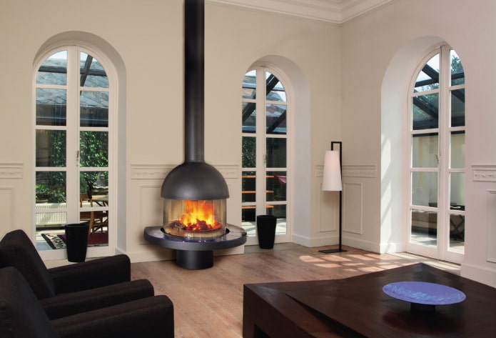haard in het interieur van de woonkamer