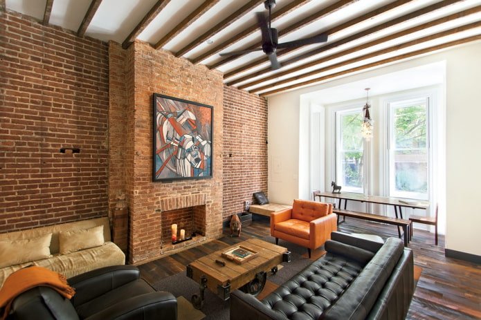 open haard in het interieur van de woonkamer in loftstijl