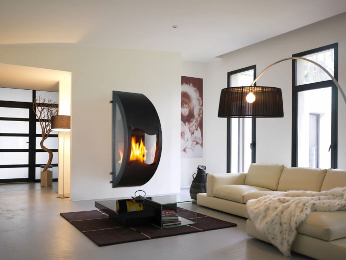 open haard in het interieur van de woonkamer in hightech-stijl