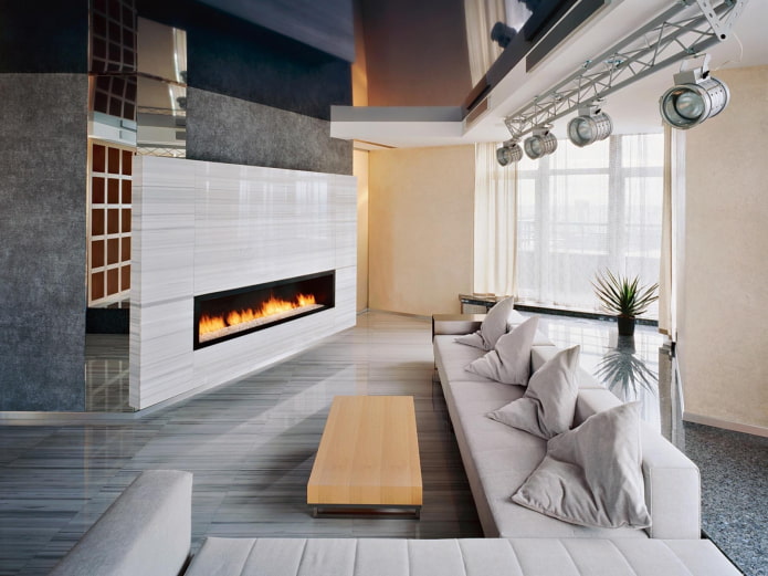 open haard in het interieur van de woonkamer in hightech-stijl