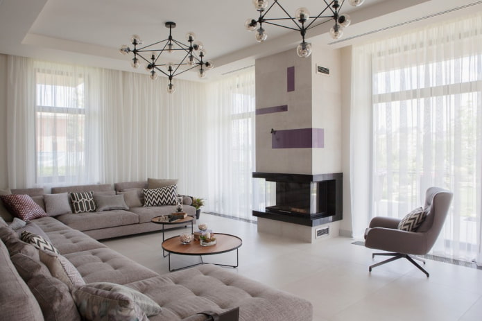 open haard in het interieur van een grote woonkamer