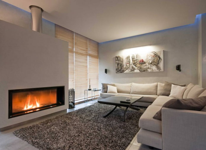 open haard in het interieur van een grote woonkamer