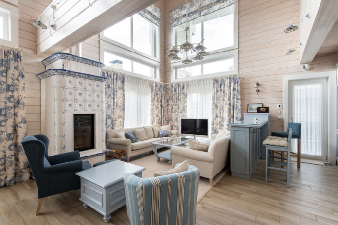 witte en blauwe gordijnen in combinatie met de bekleding van de stoelen