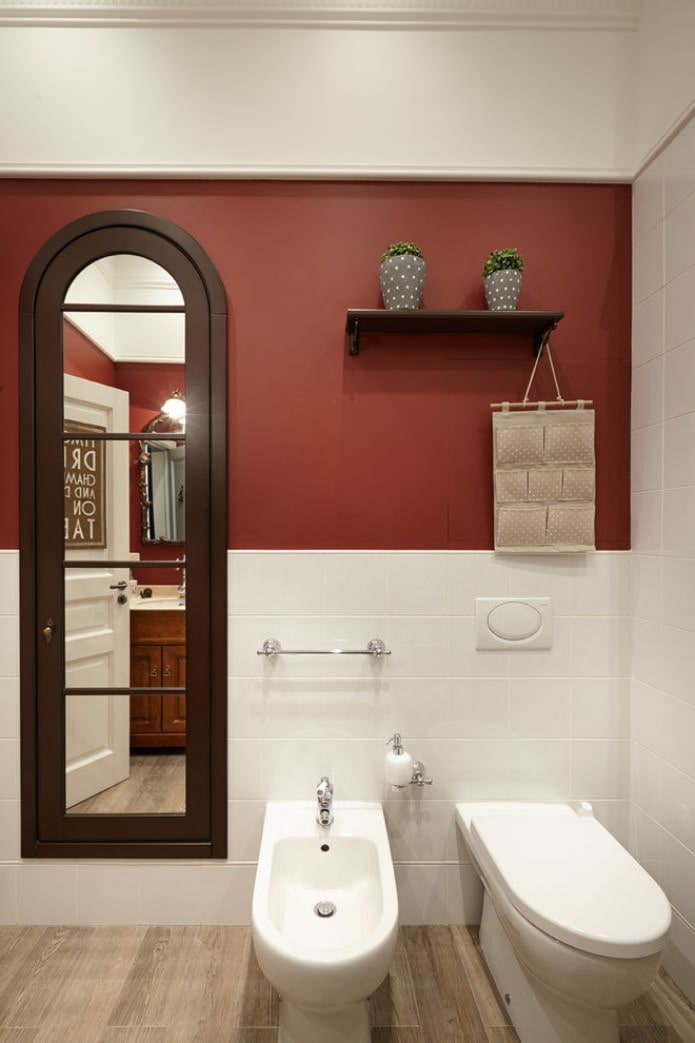 Rood in het interieur van de badkamer
