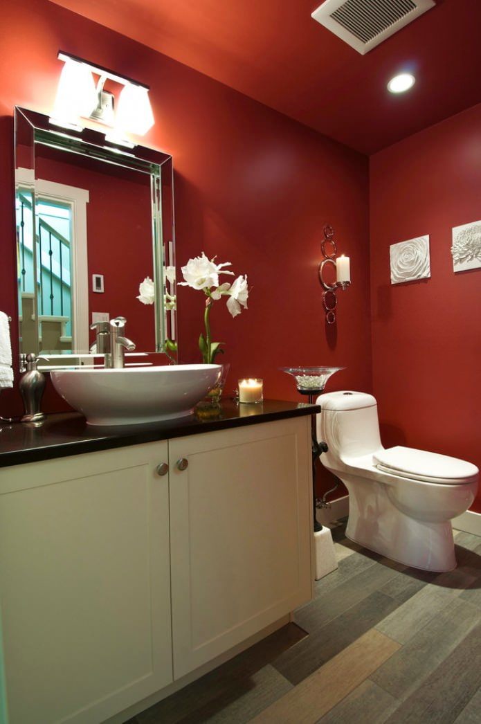 Rood in het interieur van de badkamer