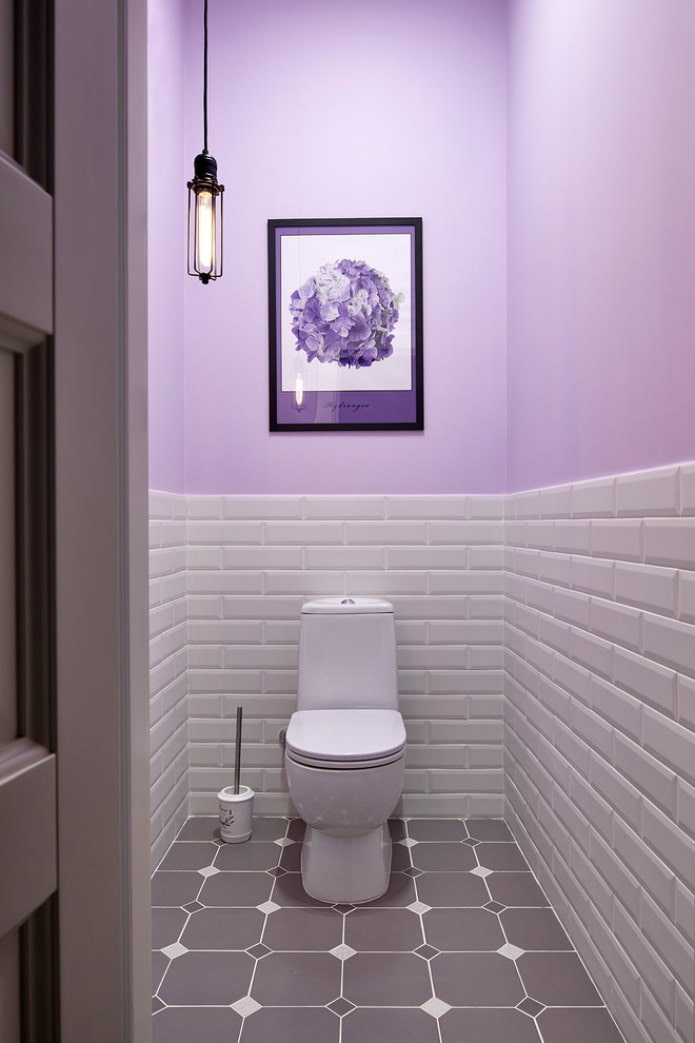 schilderij en tegels op de muur in het toilet