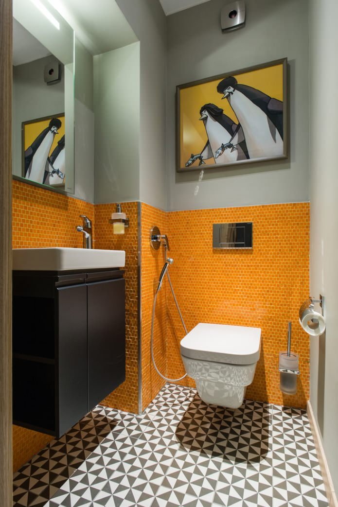 schilderij en moza?ek op de muur in het toilet