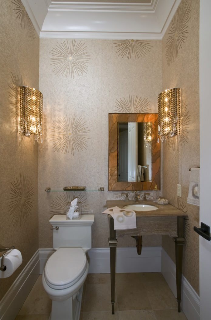 wandlampen aan de muren in het toilet