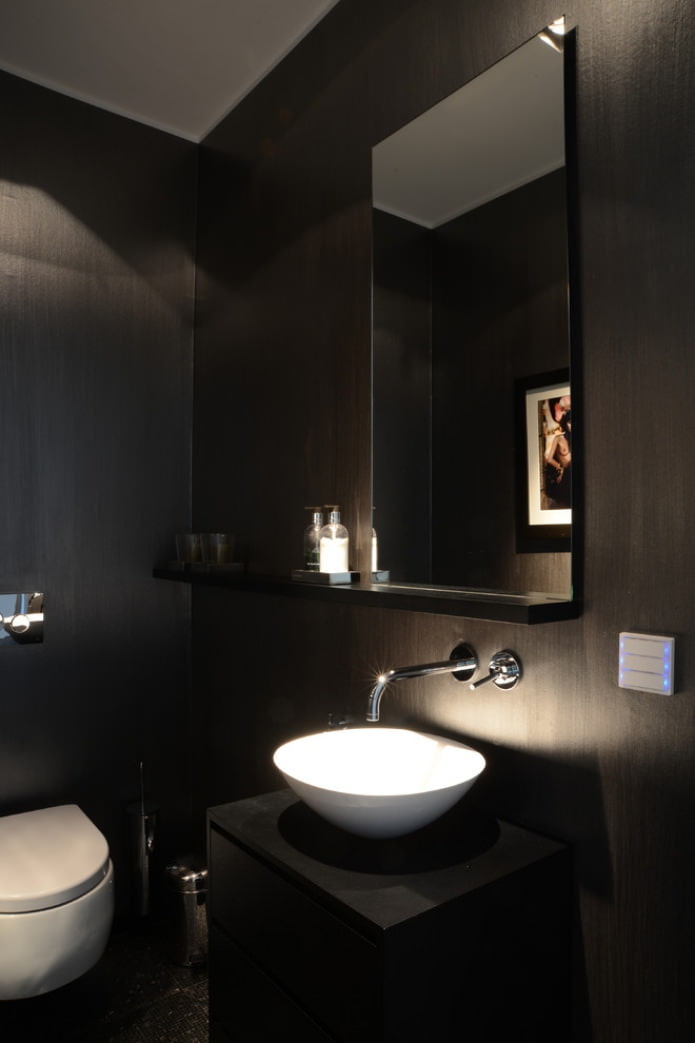 toilet in zwarte tinten