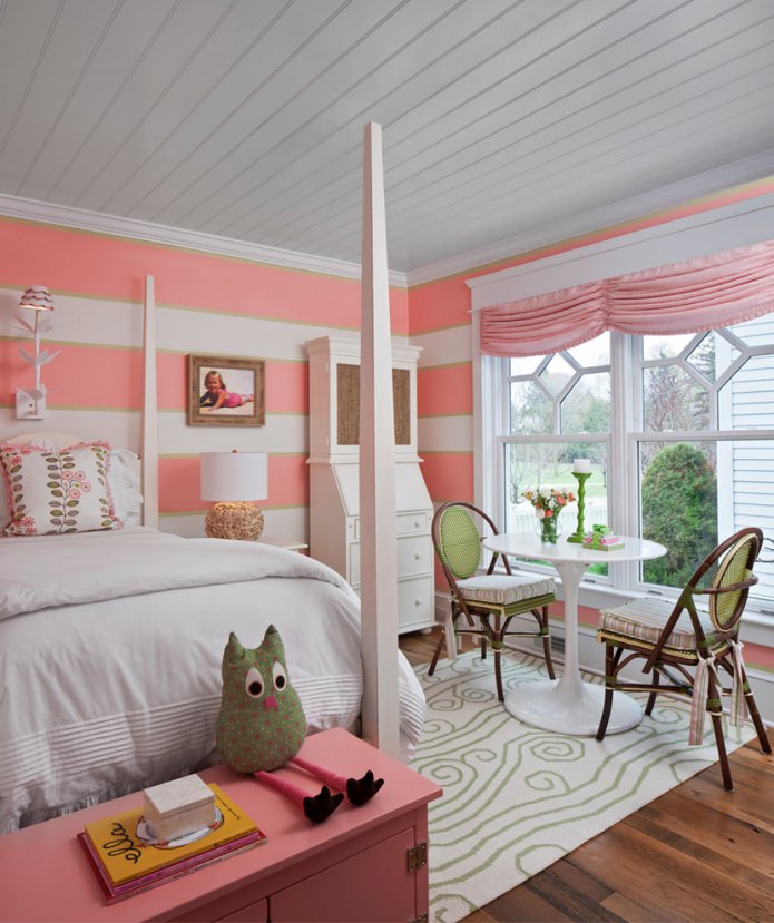 Roze gestreept behang