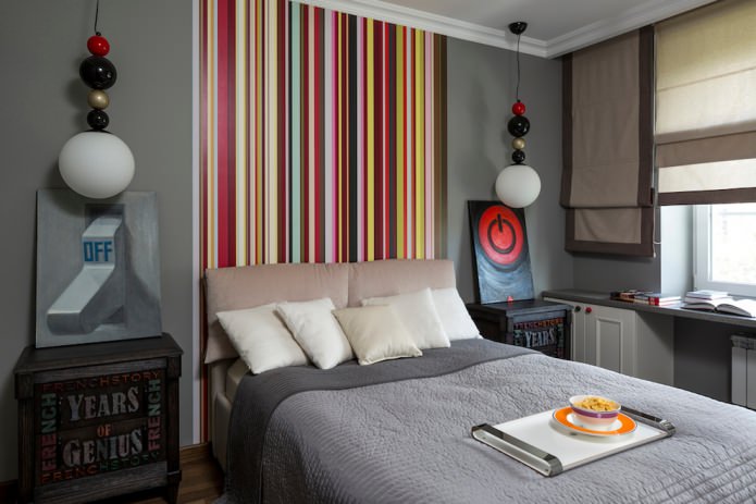 veelkleurige gestreepte muur aan het hoofdeinde van het bed