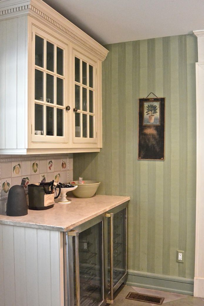 groen gestreept behang in de keuken