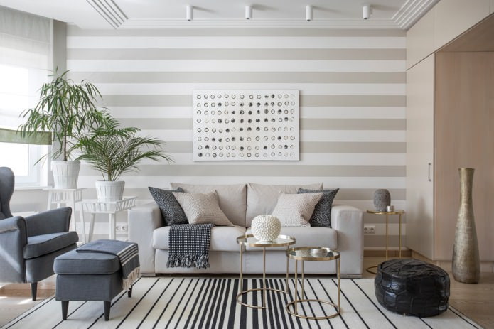 wit en beige gestreept behang in de woonkamer