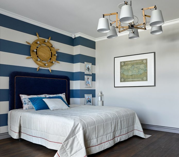 interieur van een maritieme slaapkamer met gestreept behang in wit en blauw